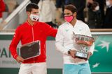Novak Djokovič gratuluje Rafaelu Nadalovi. Španělský antukový král ve finále Roland Garros deklasoval světovou jedničku po setech 6:0, 6:2, 7:5.