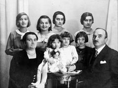 Varšavský výtvarník a podnikatel Jan Szulc měl sedm dcer. Nejmladší Bibiana má v rukou panenku. Snímek je z roku 1935.