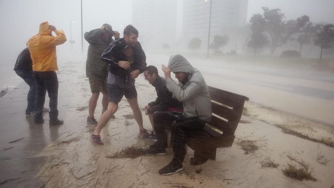 Lidé se chrání před vichrem a deštěm v mississippském Gulfportu