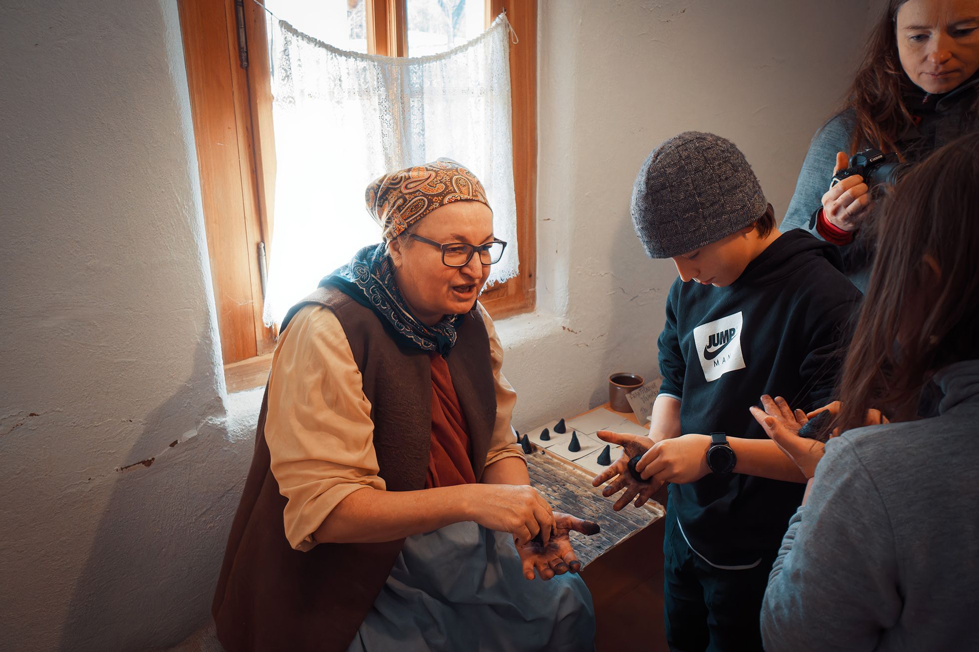 Advent ve skanzenu v Kouřimi. Mýtické postavy a zvyky na fotkách, prosinec 2023