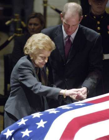 Vdova po exprezidentu USA Geraldu Fordovi se synem
