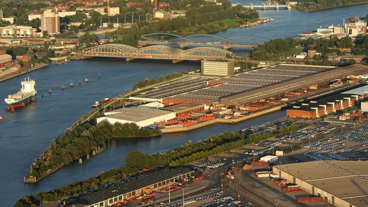 Kus Česka v Hamburku. Ministerstvo chce vyměnit své přístavy za lukrativnější území; Zdroj foto: Wikimedia Commons - Reinhard Kraasch - CC-BY-SA 4.0 DE, CC BY-SA 4.0