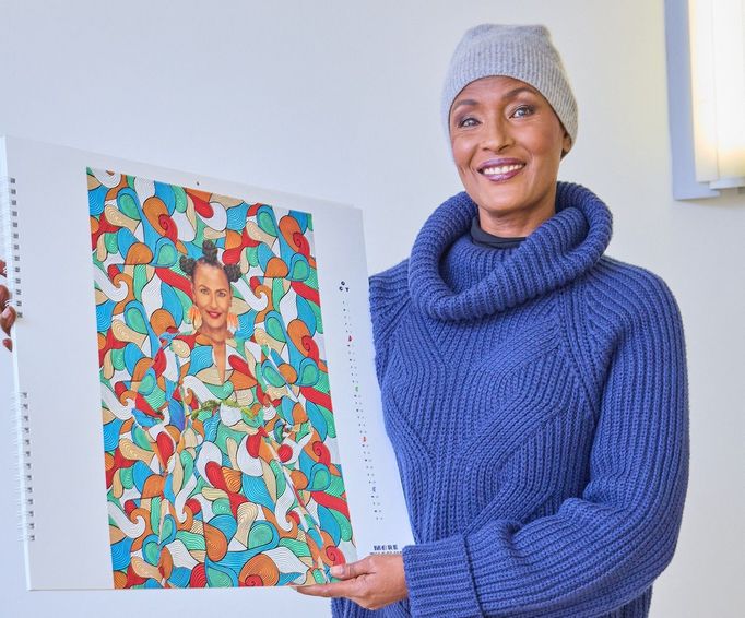 Waris Dirie při prezentaci nového kalendáře Lavazza 2024 „Víc než my“ ve Vídni v listopadu 2023.