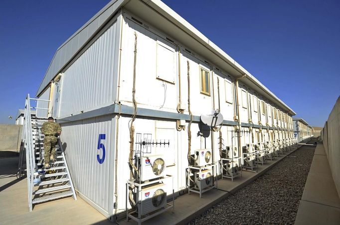 An accommodation block at Camp Bastion, southern Afghanistan is seen in this photograph taken December 11, 2012, and released January 21, 2013. Britain's Prince Harry who is serving as a pilot/gunner with 662 Squadron Army Air Corps, is on a posting to Afghanistan that runs from September 2012 to January 2013. Photograph taken December 11, 2012. REUTERS/John Stillwell/Pool (AFGHANISTAN - Tags: MILITARY POLITICS SOCIETY ROYALS CONFLICT) Published: Led. 21, 2013, 8:15 odp.