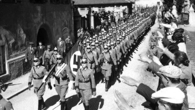 Rakušané vítají německé nacisty v roce 1939. Ilustrační foto.