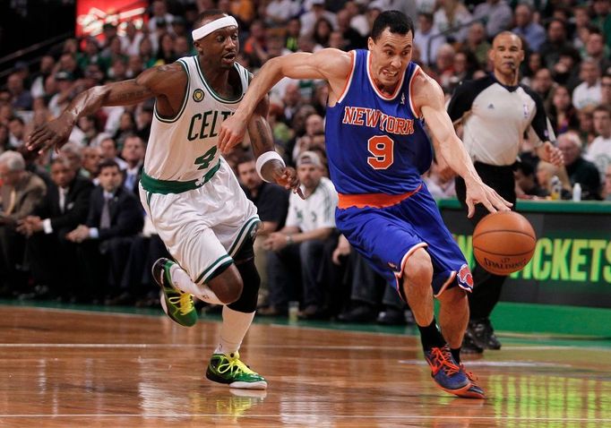 Pablo Prigioni z NY Knicks uniká Jasonu Terrymu z Bostonu.