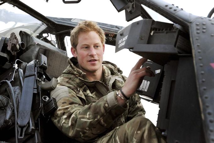 Britain's Prince Harry performs a pre-flight check on his Apache Helicopter after starting his 12 hour VHR (very high ready-ness) shift at the British controlled flight-line in Camp Bastion, southern Afghanistan in this photograph taken on November 1, 2012, and released on January 21, 2013. The Prince, who is serving as a pilot/gunner with 662 Squadron Army Air Corps, is on a posting to Afghanistan that runs from September 2012 to January 2013. Photograph taken November 1, 2012. REUTERS/John Stillwell/Pool (AFGHANISTAN - Tags: MILITARY POLITICS ROYALS CONFLICT) Published: Led. 21, 2013, 8:15 odp.