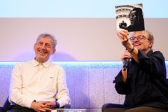 Česká knihkupectví prodávají stále méně knih. Nejvíc se teď kupuje novinka od Browna