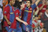 Barcelonský Deco (vpravo) oslavuje gól do sítě Chelsea s Ronaldinhem (vlevo) a Leo Messim.