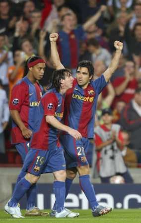 Barcelonský Deco (vpravo) oslavuje gól do sítě Chelsea s Ronaldinhem (vlevo) a Leo Messim.