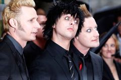 Zpěvák Green Day opustil letadlo: měl spuštěné kalhoty