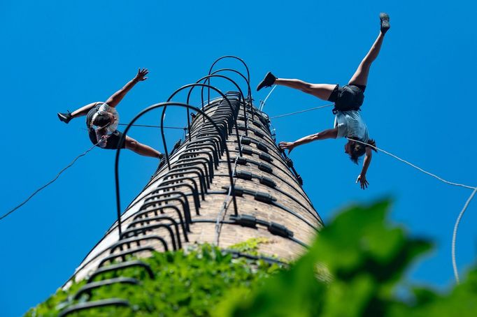 Pohyb tří performerek na komíně ozřejmuje jeho fyzikální parametry – rozměry, stabilitu, mohutnost a materiál, ale především jeho neodmyslitelnou vertikalitu.