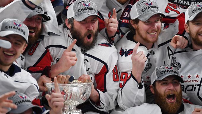 Alexandr Ovečkin s týmem Washingtonu slaví Stanley Cup