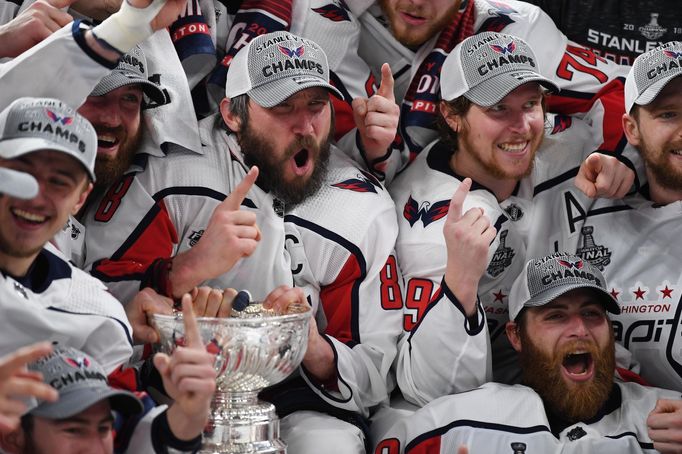 Alexandr Ovečkin s týmem Washingtonu slaví Stanley Cup