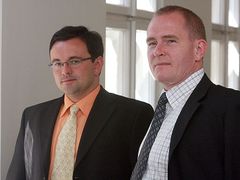 Žalobce vs. Vaškůjův advokát Michael Bartončík (vpravo). Tohle kolo vyhrál obhájce