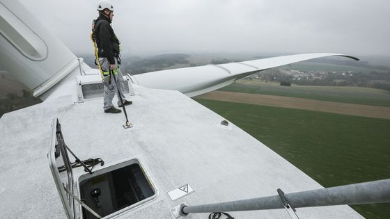 Foto: Výtahem skoro až k lopatkám. Podívejte se do útrob větrné elektrárny