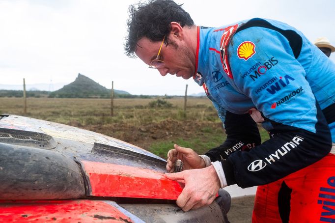 Thierry Neuville v Hyundai na trati Rallye Safari 2025