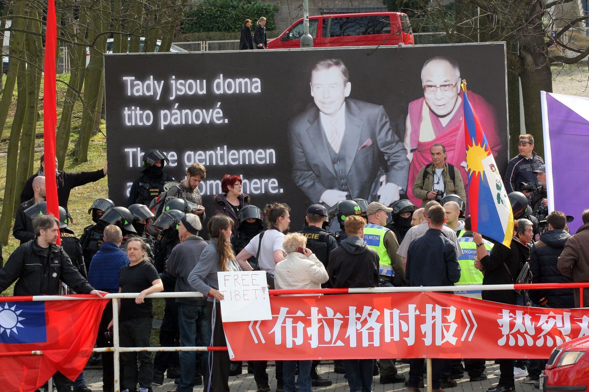 Rvačka mezi čínskými a tibetskými vlajkonošemi