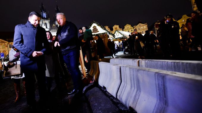 Sichr je sichr. Policejní prezident Tuhý a ministr vnitra Chovanec na inspekci zátarasů u vánočních trhů na Staroměstském náměstí.
