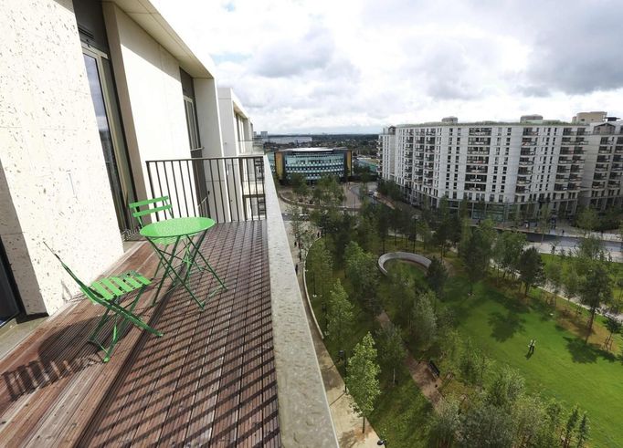 A balcony overlooks Victory Park in the Olympic Village built for the London 2012 Olympic Games in Stratford, east London on June 29, 2012. The village will accomodate up to 16,000 athletes and officials from more than 200 nations. REUTERS/Olivia Harris (BRITAIN - Tags: SPORT OLYMPICS BUSINESS CONSTRUCTION CITYSPACE) Published: Čer. 30, 2012, 12:19 odp.