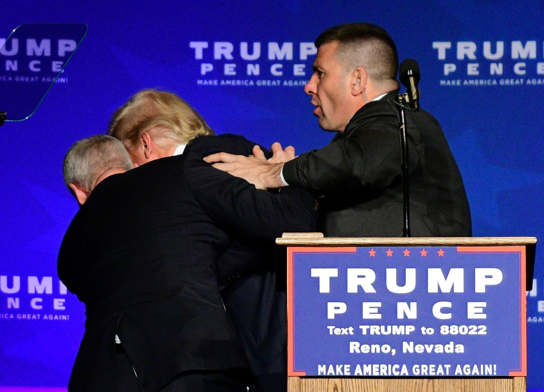 Ochranka odvádí Donalda Trumpa z pódia v Renu