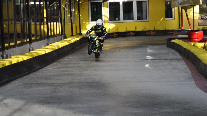 Lukáš Pešek už sice nezávodí, ale i tak si s motocyklem doslova tyká. Jízda po zadním kole pro něj není nic nemožného.