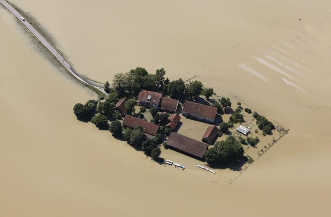 Zatopená osada nedaleko Deggendorfu.