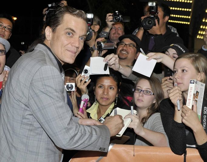 Herec Michael Shannon ("The Iceman") se podepisuje fanouškům.