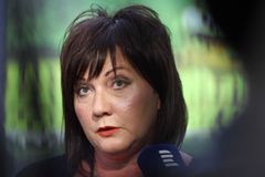 Dehonestoval jste mě, zvažuji žalobu, brání se Schillerová Zaorálkově kritice
