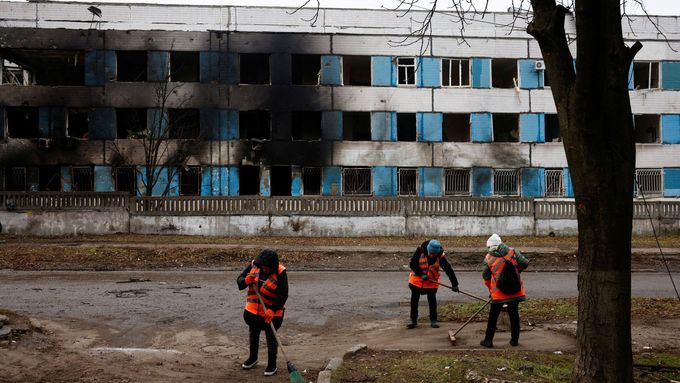 Pohled na zničenou nemocnici v Dnipru, kterou zasáhla ruská střela, 29. prosinec 2023.