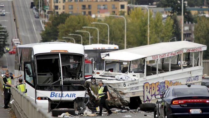 Nehoda autobusu a obojživelného vozu si vyžádala čtyři oběti.