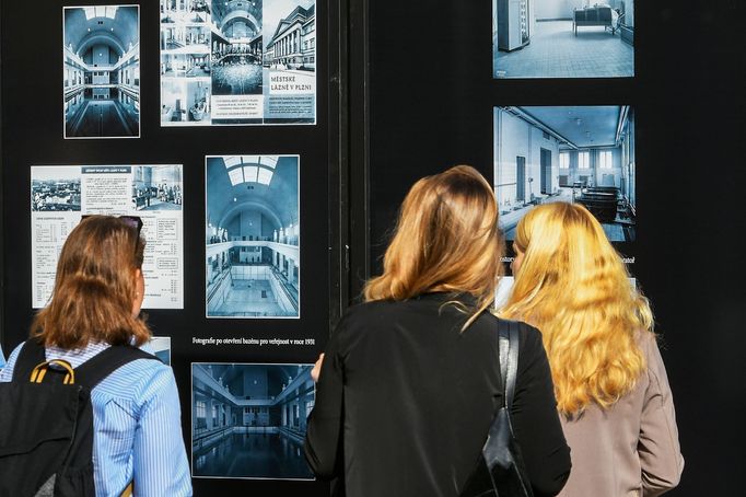 Snímek z vernisáže výstavy Proměna městských lázní v Plzni.