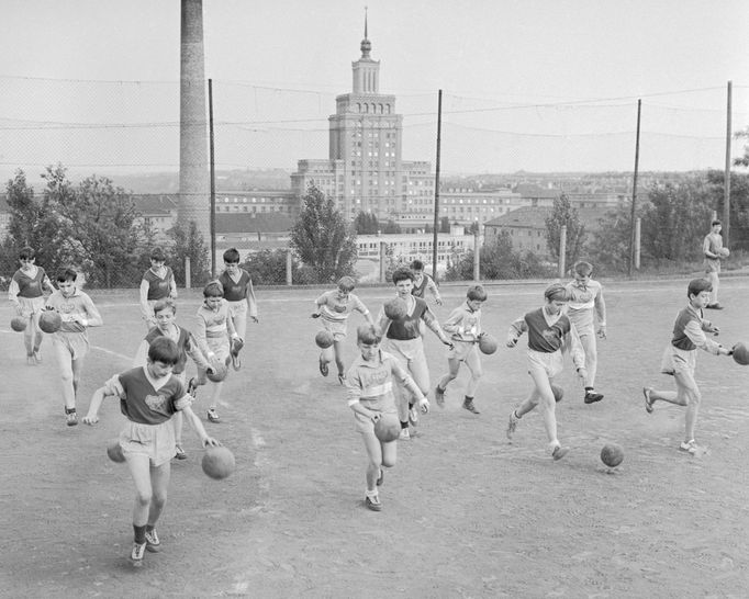 Trénink házenkářů v roce 1969, v pozadí hotel International