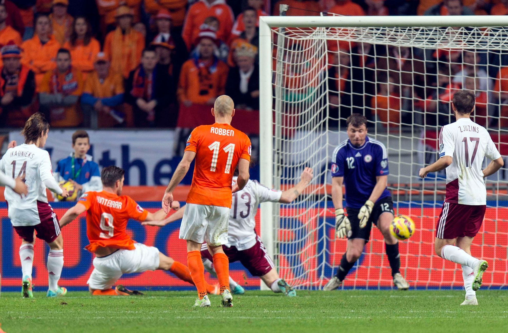Nizozemsko-Lotyšsko: Klaas-Jan Huntelaar (9) dává gól