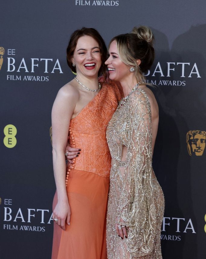Na snímku z červeného koberce jsou herečky Emma Stone a Emily Blunt.