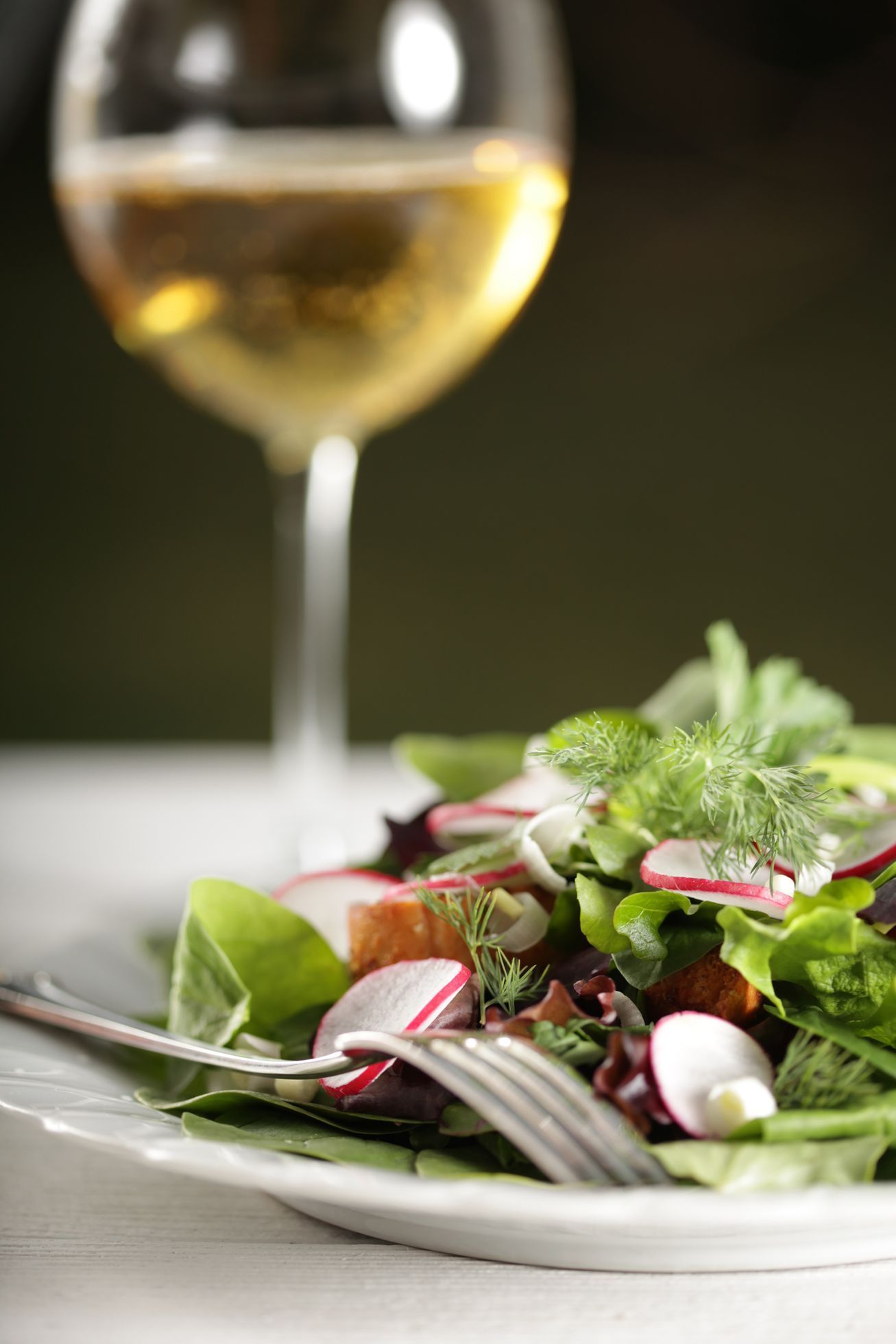 Salát, víno, ilustrační foto