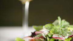 Salát, víno, ilustrační foto