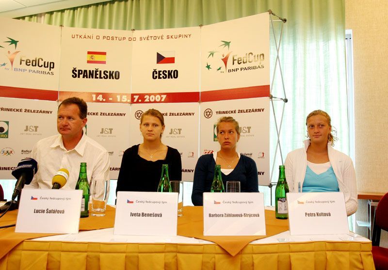 Tisková konference tenisové reprezentace před odletem do Španělska