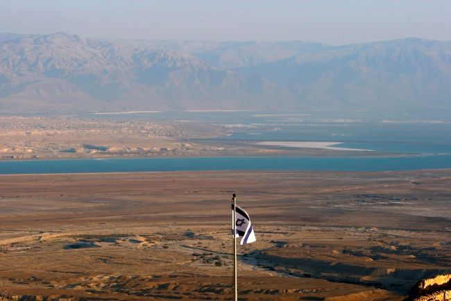 Izraelská vjaka nad Mrtvým mořem z pohledu z pevnosti v Massadu