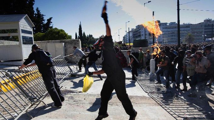 Řecko potřebuje Hérakla, aby zemi osvobodil z okovů zadlužení. Na snímku protesty, které ADEDY zorganizovala loni na podzim