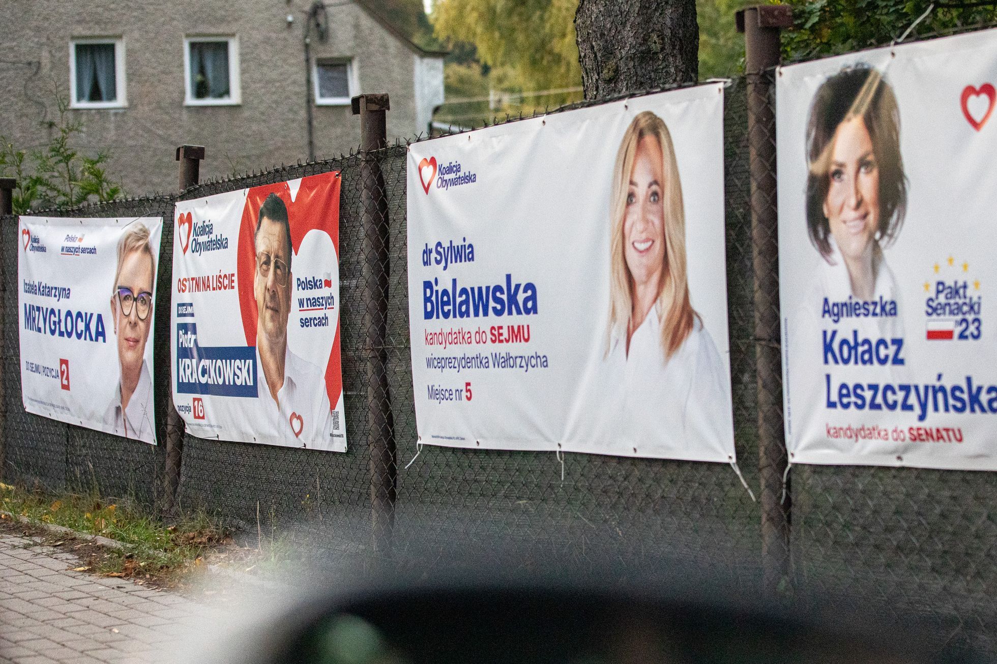 Polsko volby, poláci, billboard, reklama, plakát, Třetí cesta, právo a spravedlnost (PiS), Občanská platforma (PO), Polská lidová strana (PSL)
