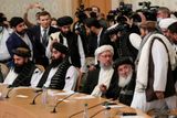 Lídr tálibánské delegace Abdul Salam Hanáfí spolu s dalšími členy hnutí v uplynulém týdnu dorazili na vyjednávání v Moskvě. Tálibán se po převzetí nadvlády nad Afghánistánem snaží o zlepšení své pověsti na poli mezinárodní politiky. Dění v zemi však změně kurzu radikálního hnutí příliš nenasvědčuje.