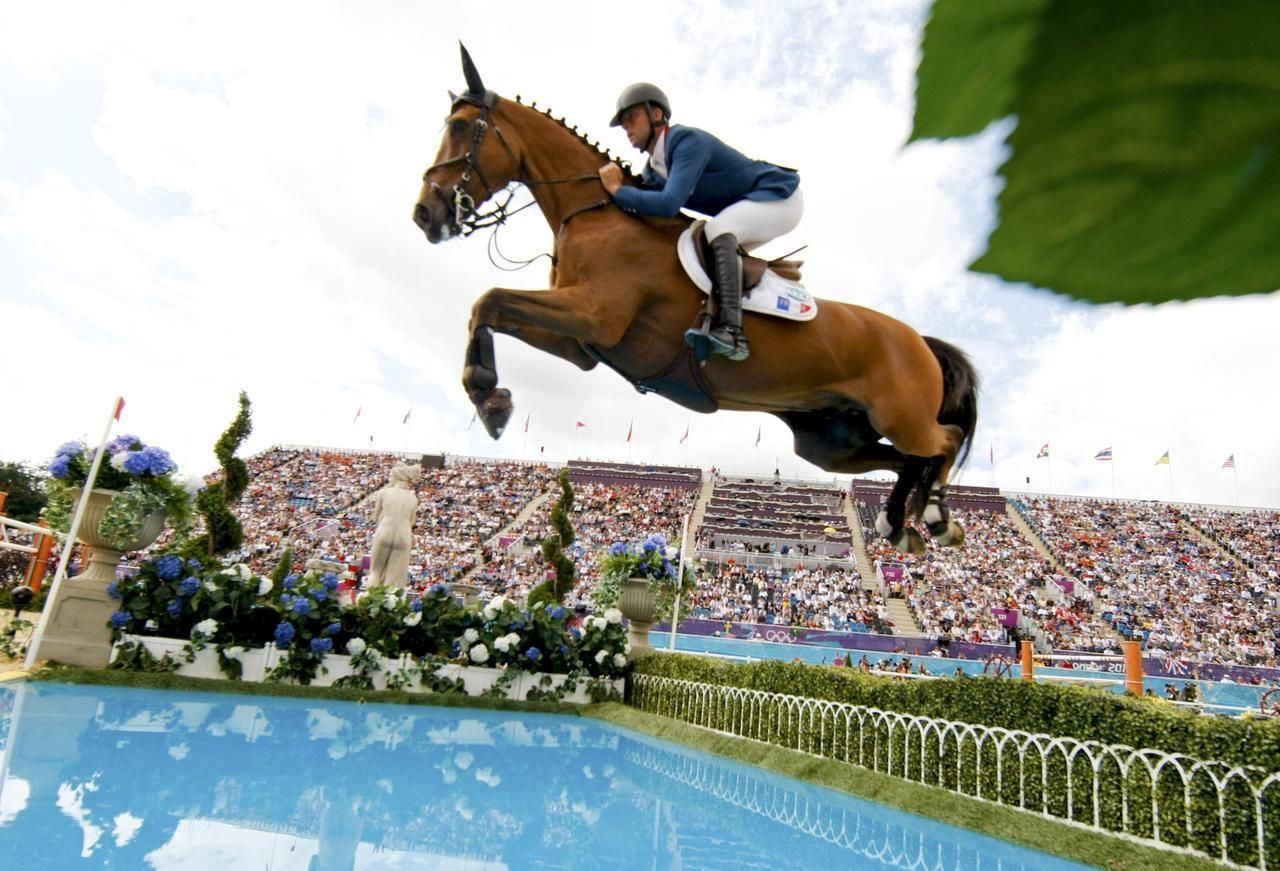 Конное милитари в программе олимпиады 9. Конный спорт соревнования конкур. Конный спорт конкур барьер. Лошадь в прыжке. Лошадь прыгает.