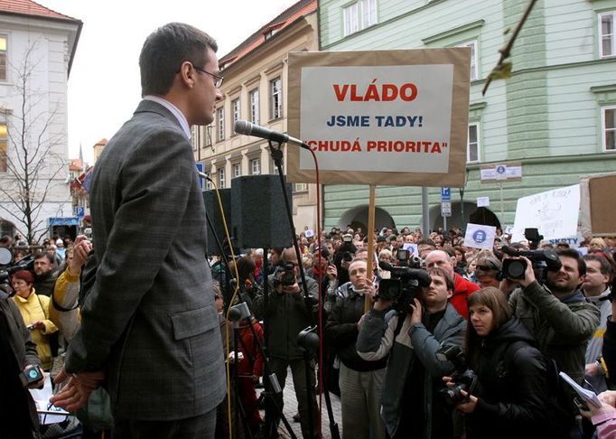 13:15 - Křest ohněm. Ondřej Liška mluví k pískajícím odborářům.  Jak učitelé a žáci prožívali dnešní stávku? Podívejte se na speciální fotogalerii ZDE