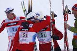 Norská štafeta slaví triumf na MS v Sapporu. Zleva Petter Northug, Odd-Bjoern Hjelmeset, Lars Berger a Eldar Rönning.