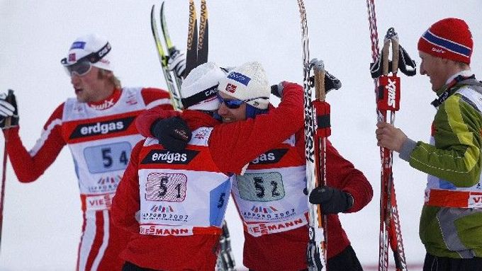 Norská štafeta slaví triumf na MS v Sapporu. Zleva Petter Northug, Odd-Bjoern Hjelmeset, Lars Berger a Eldar Rönning.