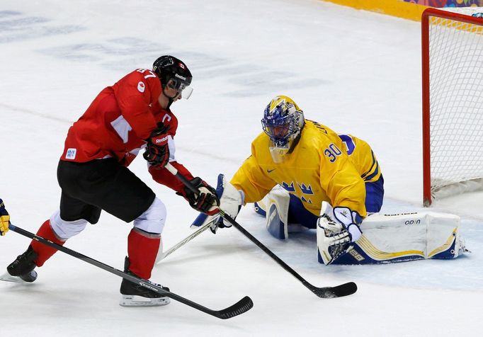 Kanada-Švédsko, finále: Sidney Crosby dává  Henriku Lundqvistovi gól na 2:0