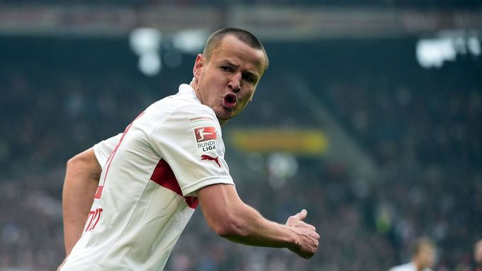Podívejte se, jak si dal Adam Hloušek ze Stuttgartu vlastní gól v zápase s Eintrachtem Frankfurt.
