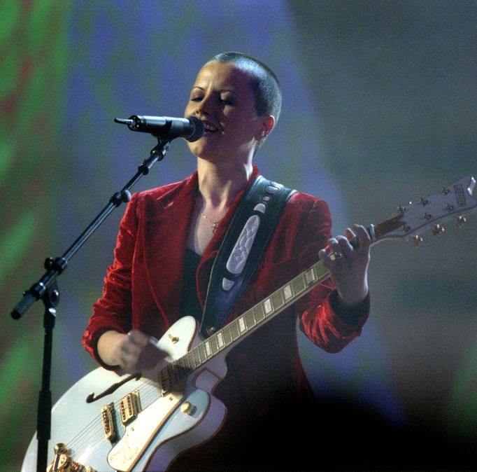 Dolores O'Riordan během vystoupení skupiny  The Cranberries v Paříži v roce 1995.