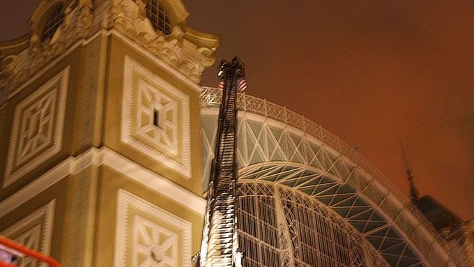Oheň poškodil Průmyslový palác v roce 2008.